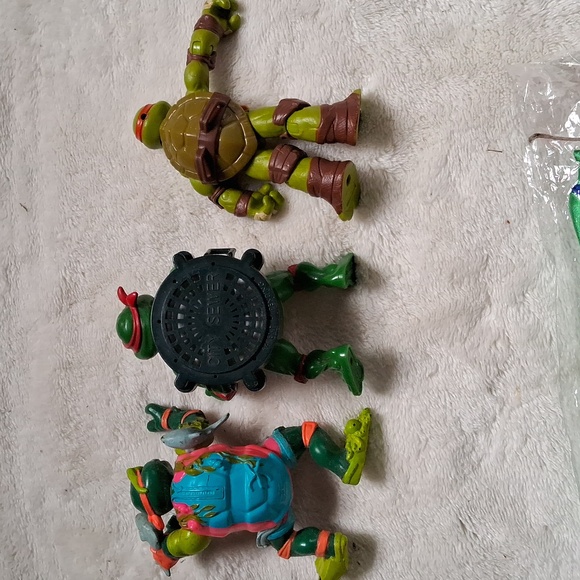 Teenage Mutant Ninja Turtles cape, 3 preloved 4" posable figures, hat & book - Picture 4 of 9